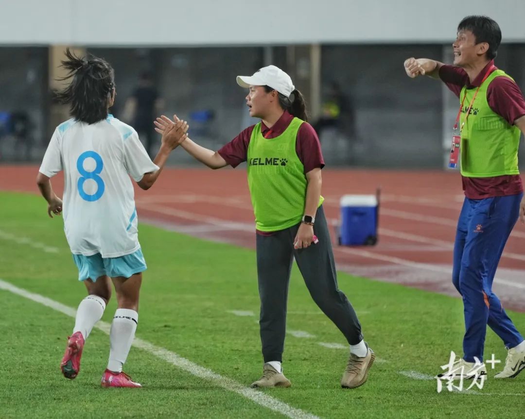 女足队员们用实力打动了球迷们(女足队员们用实力打动了球迷们的心) 女足队员们用实力打动了球迷们(女足队员们用实力打动了球迷们的心)