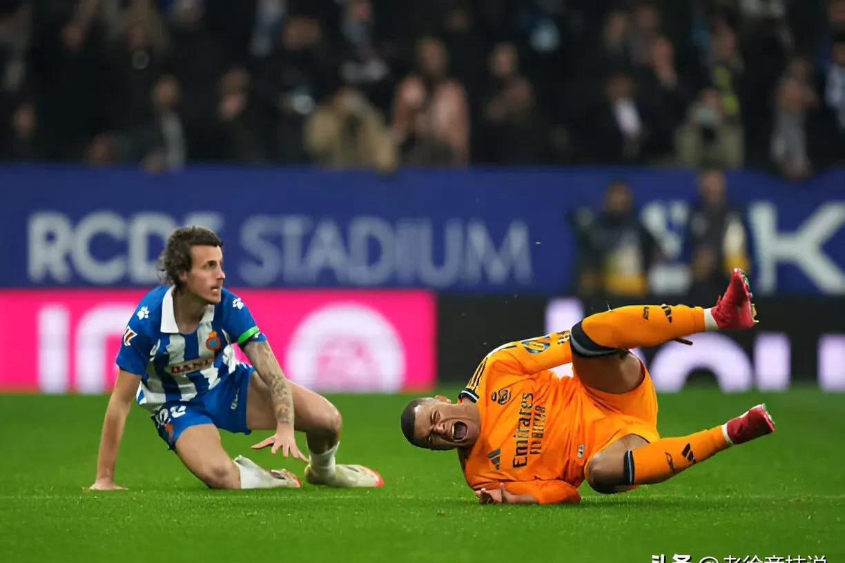 包含西班牙对阵索马里，双方比赛胶着的词条