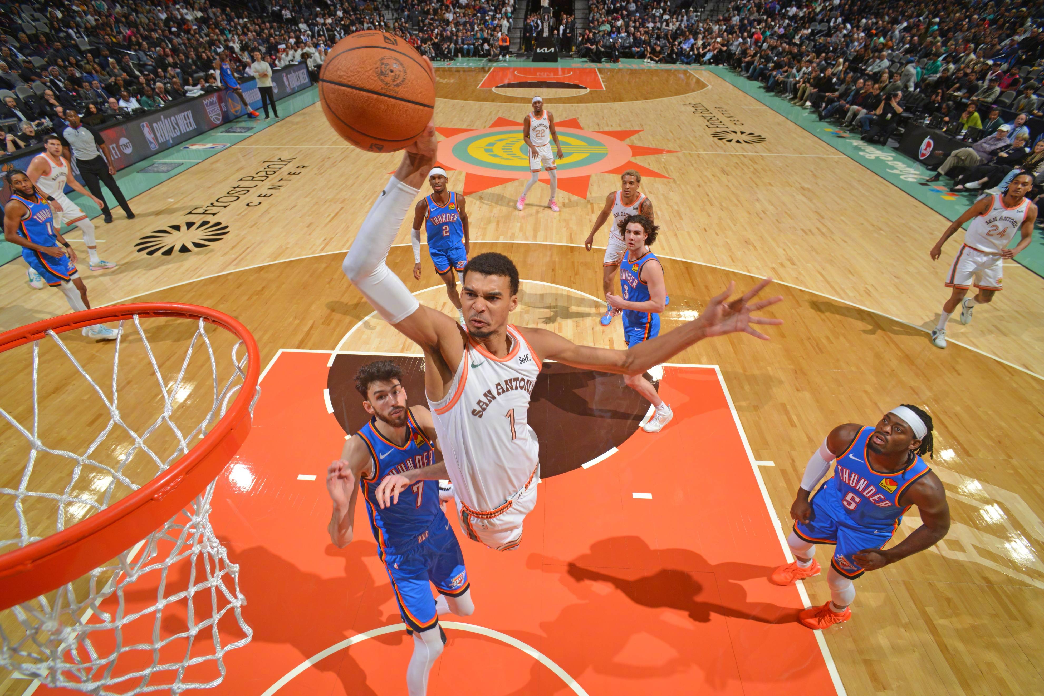 马刺球员出色发挥领队斩获连胜 马刺球员出色发挥领队斩获连胜