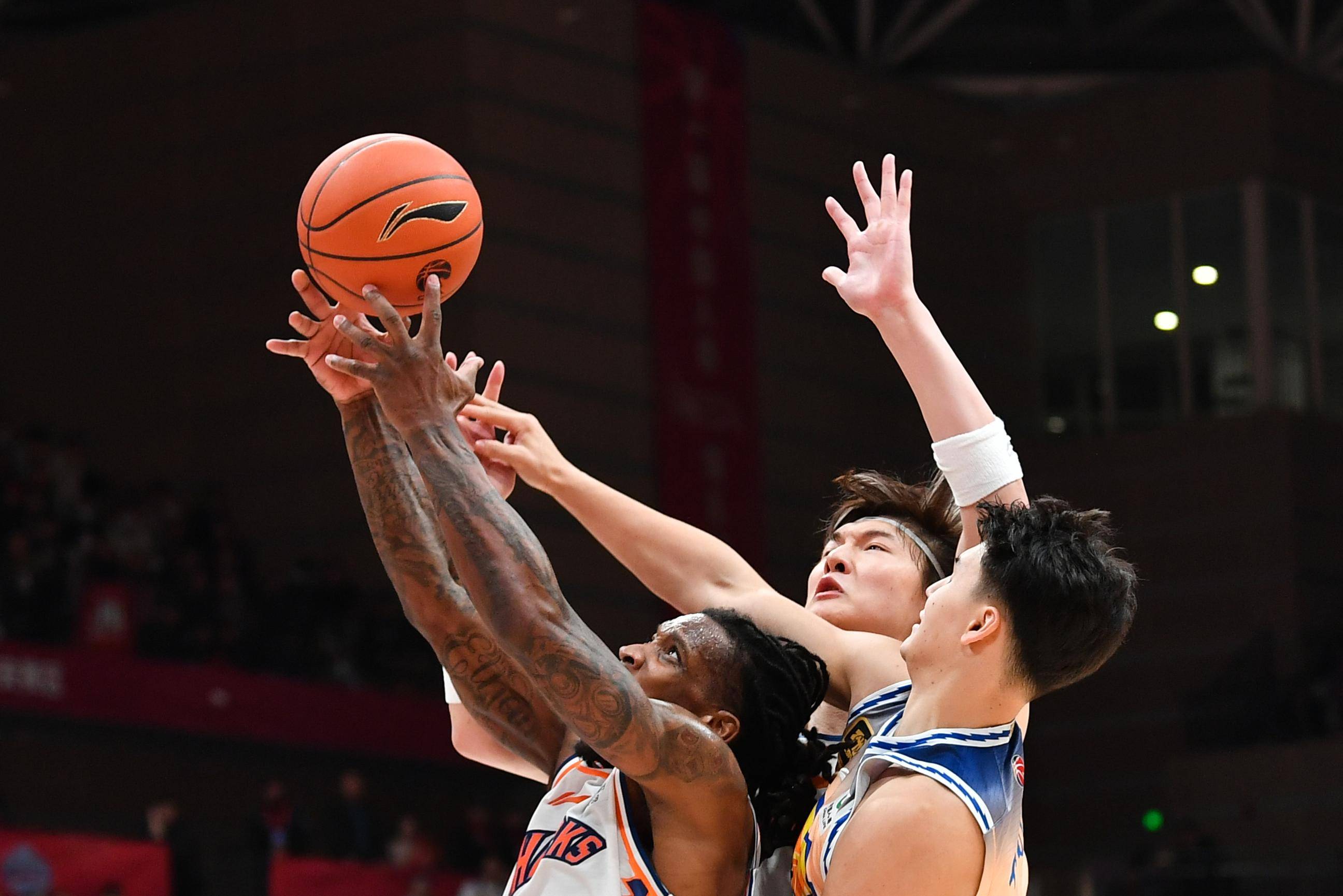 杯赛赛场燃烧,各队拼尽全力争夺胜利 杯赛赛场燃烧,各队拼尽全力争夺胜利