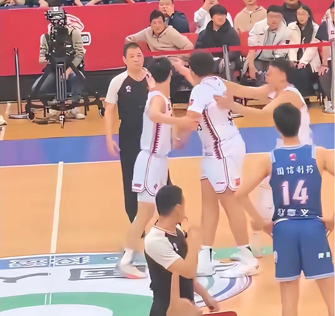 包含外援表现抢眼,带领球队在CBA赛场上大放光彩的词条 包含外援表现抢眼,带领球队在CBA赛场上大放光彩的词条