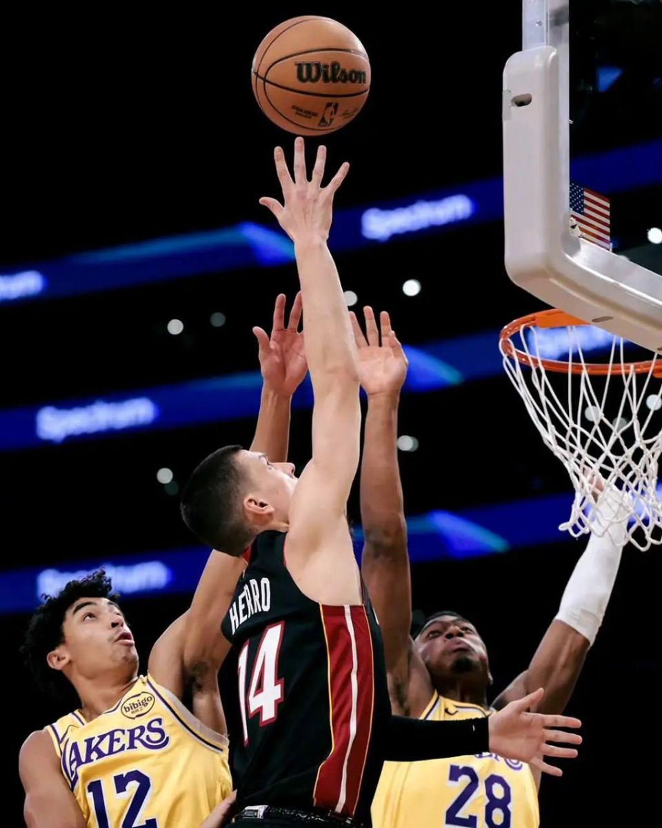 包含球员技术大比拼，球场上火爆场面尽显！的词条