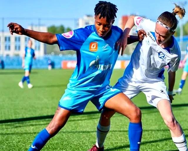 尼日利亚女足队员担任青少年足球教练