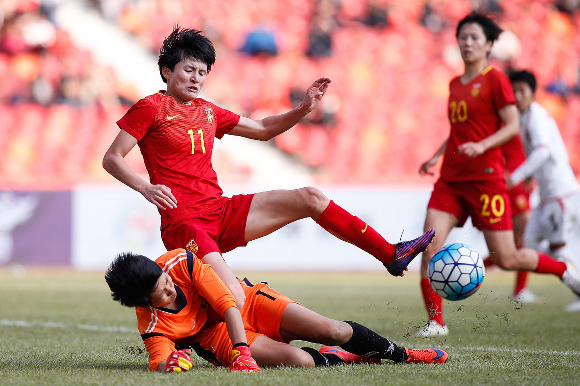 顶尖女足名将在比赛中展现出色表现